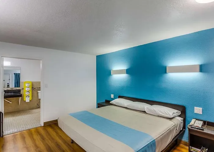 6 Worth - Northside Hotel
