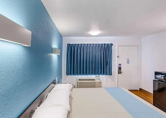6 Worth - Northside Hotel
