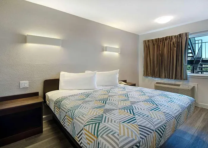 Hotel 6 Worth - Northside